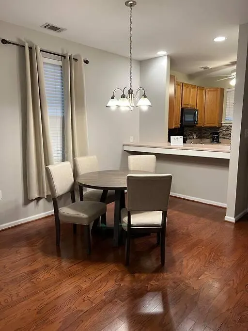 Cheerful 3 Bedroom, Close To Downtown And Arena!!!-1