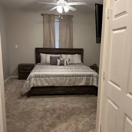 Cheerful 3 Bedroom, Close To Downtown And Arena!!!-2