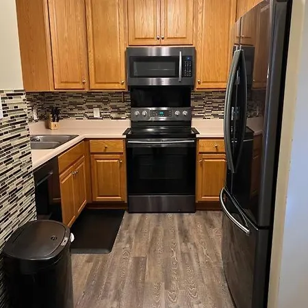 Cheerful 3 Bedroom, Close To Downtown And Arena!!!-3